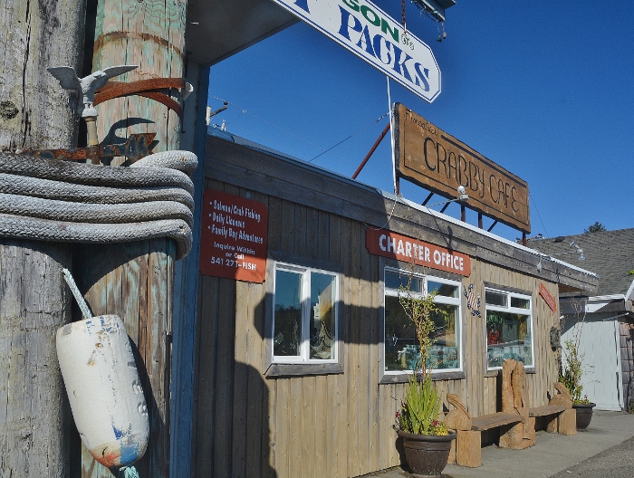 store front with nautical souvenirs